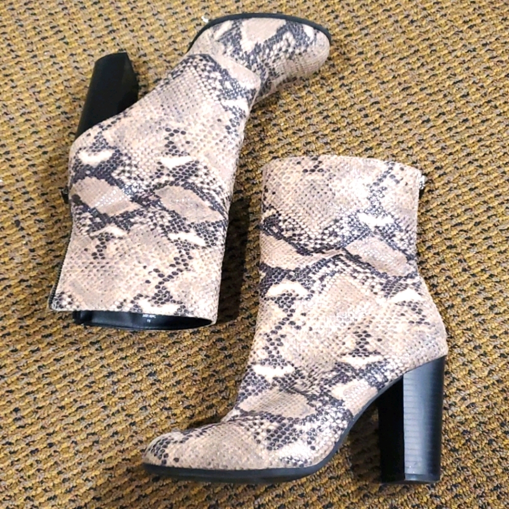 ❤Faux leather snake pattern ankle boots